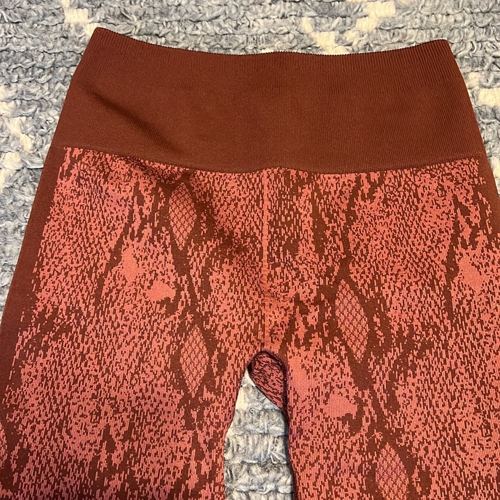Fabletics Red Snake-Print High-Waist Leggings & Sports Bra Set - Picture 3 of 9